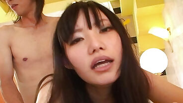 小奶棕发亚洲甜心被瘦削情人操翻