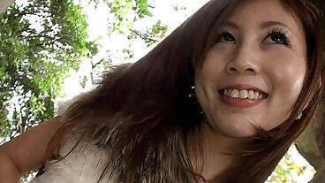 嫩少女湿润阴户被轻抚把玩